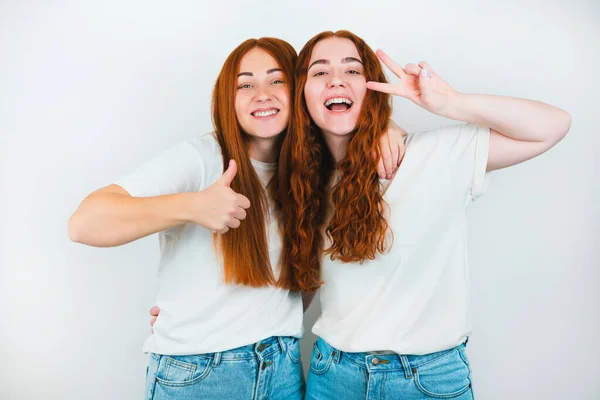 Two Redheaded Young Women Both Looking Happy One Shows Sign — Stock Photo, Image