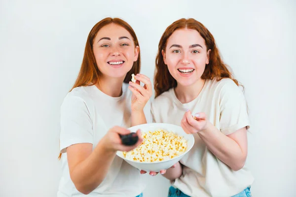 Due Donne Felici Rosse Una Con Telecomando Altra Con Popcorn — Foto Stock