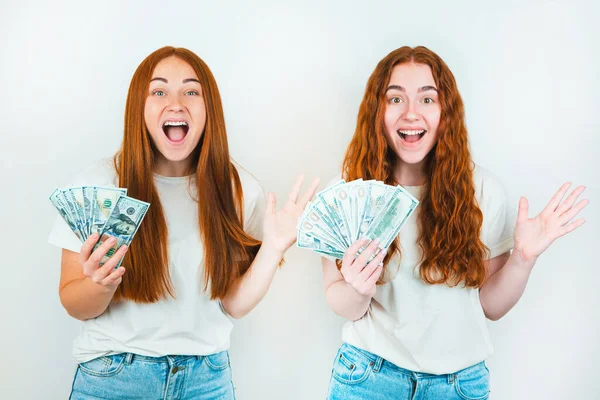 Dos Sonrientes Mujeres Jóvenes Pelirrojos Ambos Sosteniendo Efectivo Como Jugando —  Fotos de Stock