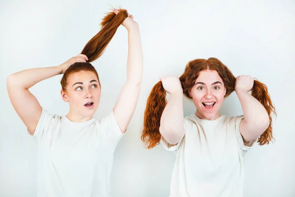 Dvě Směšné Zrzavé Mladé Ženy Stojící Izolovaném Bílém Pozadí Jak — Stock fotografie