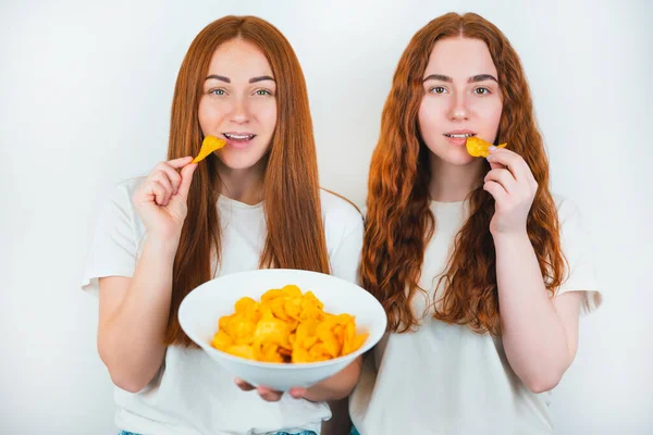 Twee Roodharige Jonge Vrouwen Eten Knapperige Chips Kijken Blij Staan — Stockfoto