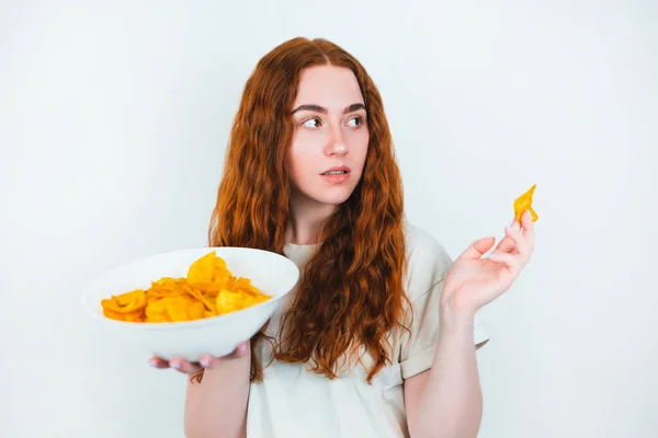 Roodharige Jonge Vrouw Eten Krokante Aardappel Chips Ziet Gelukkig Staan — Stockfoto