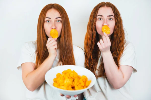 Twee Roodharige Jonge Vrouwen Met Knapperige Chips Buurt Van Hun — Stockfoto