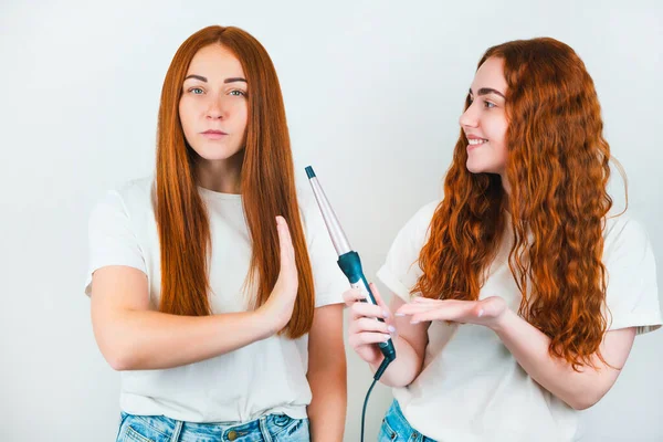 孤立した白い背景に立つ2人の赤毛の若い女性スタイルで友人の髪をカールさせたいと思っていますが 彼女は拒否し スタイルと美しさの概念 — ストック写真