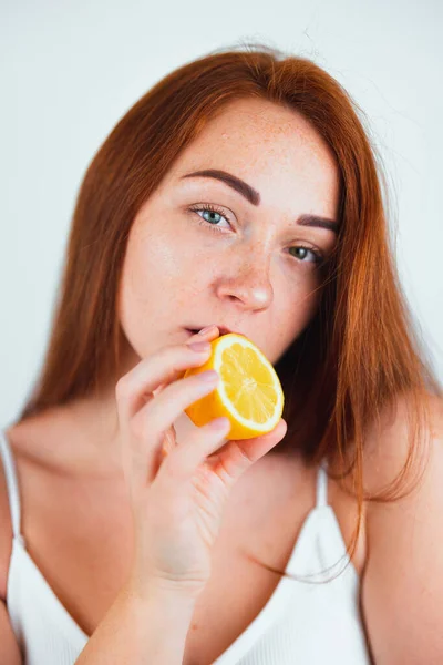 Portrét Zrzavé Mladé Ženy Vypadá Smyslně Stojí Izolovaném Bílém Pozadí — Stock fotografie