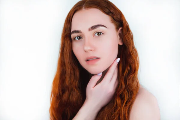 Portré Vörös Hajú Fiatal Szexi Keres Természetes Megérinti Állát Elszigetelt — Stock Fotó