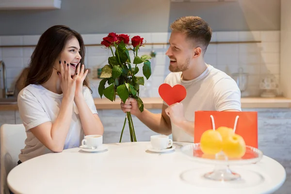 Jeune Homme Beau Surprenant Sa Belle Epouse Bien Aimee Avec Des Roses Et Un Cadeau Le Jour De La Saint Valentin Pendant Le Petit Dejeuner Joyeux Anniversaire Romantique Deux Boite Stock Photo