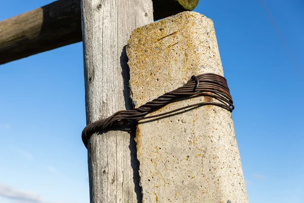 Montagem em linhas de transmissão de suporte — Fotografia de Stock