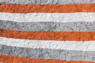 bir beton duvara renkli yatay çizgiler