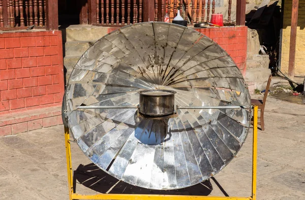 Zonne-parabolische kachel, Himalaya, Nepal — Stockfoto