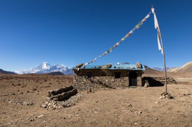 dağlar, Himalayalar, Nepal bir arka plan üzerinde renkli bayraklar ile taş ev