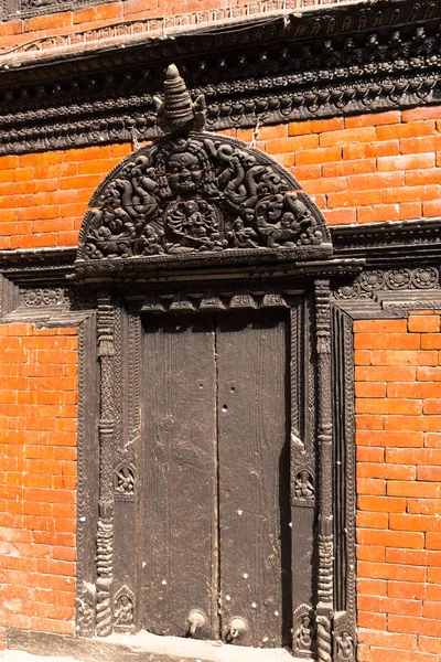 Puerta de madera tallada antigua Patio de Kumari Bahal en Katmandú Plaza Durbar —  Fotos de Stock