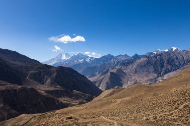 Mount Dhaulagiri ve Tukuche tepe. Nepal
