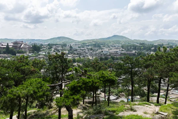 Вид на місто Kaesong, Північна Корея — стокове фото