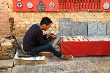 Nepal taş Carver'ın Nepal Swayambhunath Tapınağı'nda çalışma.