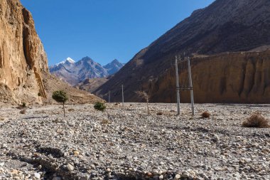 Güç hattı Nepal dağlarda