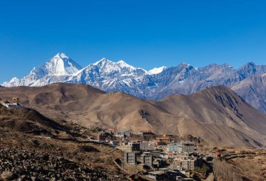 Muktinath köyü ile Dhaulagiri