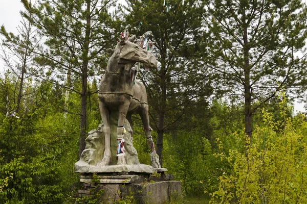 Alce, escultura de piedra en el bosque . — Foto de Stock