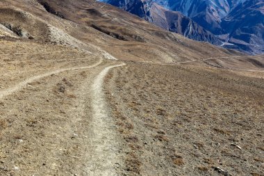 Dağ yolundan Himalayalar