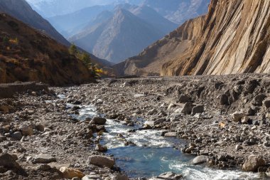 Geçitteki dağ deresi