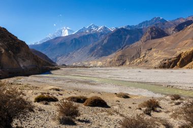 Himalayalar ve köy Jomsom görünümünü