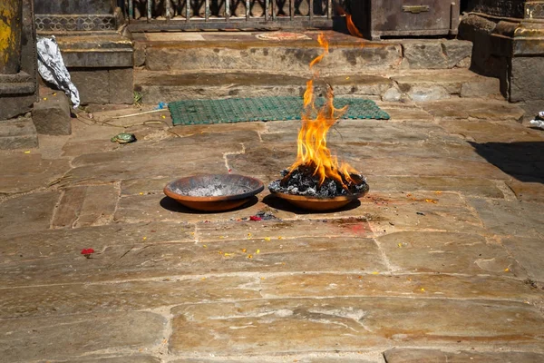 Pudża ognia rytuał, w pobliżu świątyni — Zdjęcie stockowe