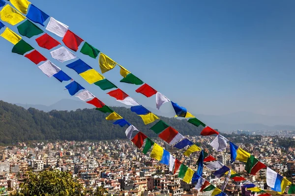 Budist dua bayrakları Katmandu Vadisi'nin zemin karşı — Stok fotoğraf