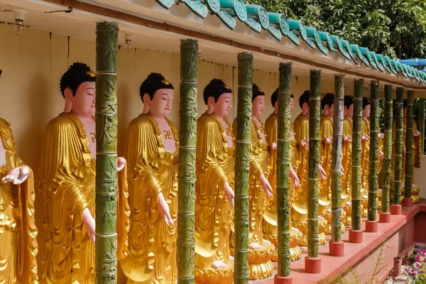 Statues de Bouddha dans le temple Kek Lok Si, Penang . — Photo