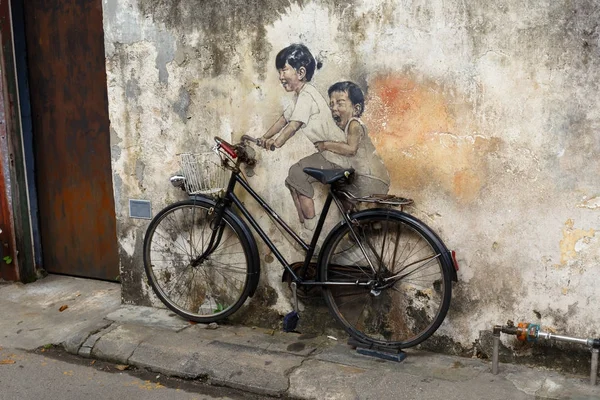 Beroemde graffiti van kleine kinderen op een fiets in Georgetown. — Stockfoto