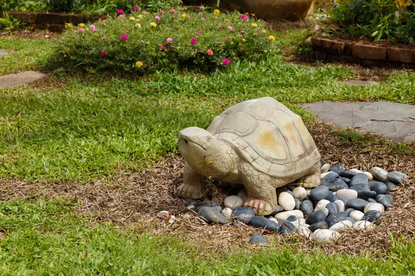 Żółw pomnik w parku. — Zdjęcie stockowe