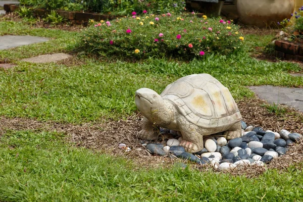 公园里的海龟雕像. — 图库照片