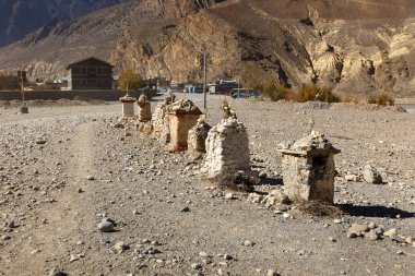 Budist chortens yolda