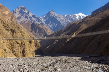 asma köprü arasında dağlar, Himalayalar bir vadiye