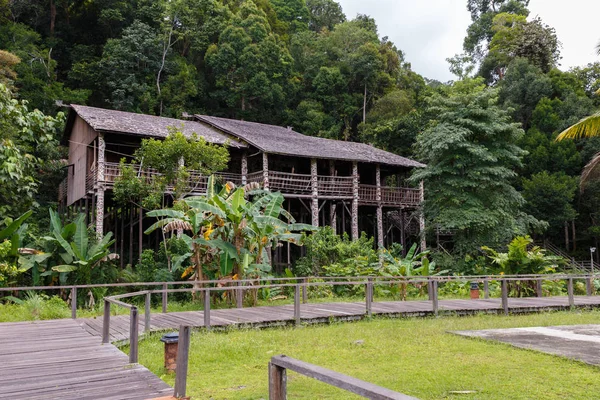 Orang ulu longhouse Damai — 图库照片