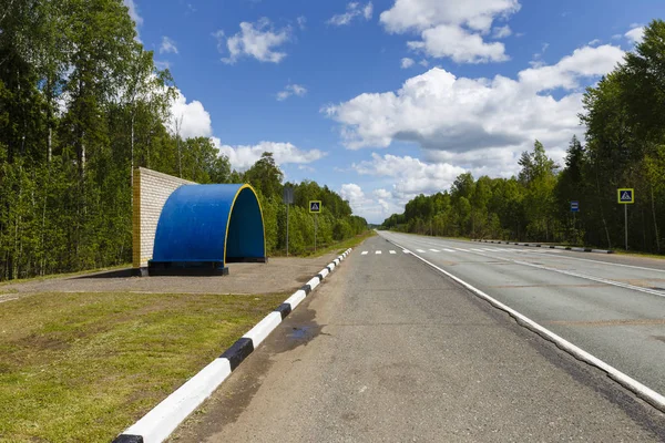 Küçük boş otobüs durağı bina