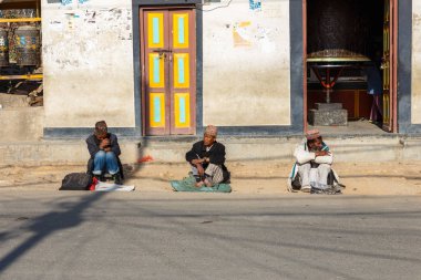 Üç adam yolun Swayambhunath Tapınağı'nda oturmak