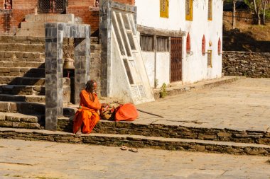 Nepal dili Hacı tapınağın turuncu elbise içinde yaşlı