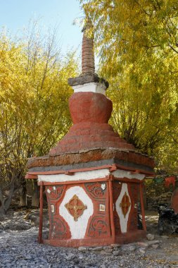 Küçük kırmızı Tibet stupa Lupra Köyü