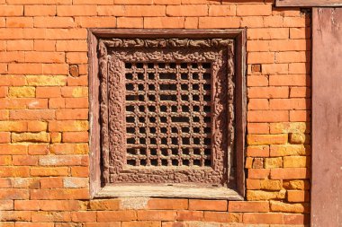 Eski ahşap geleneksel Nepal duvarında pencere. Nepal