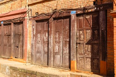 Oymalı Bhaktapur eski bir evde kapılar tahta
