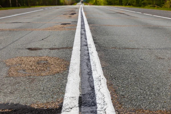 Tira continua doble blanca en el asfalto — Foto de Stock