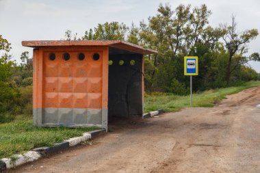 Yoldaki boş otobüs durağı