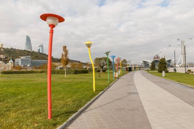 Rıhtımdaki patika boyunca renkli fenerler.