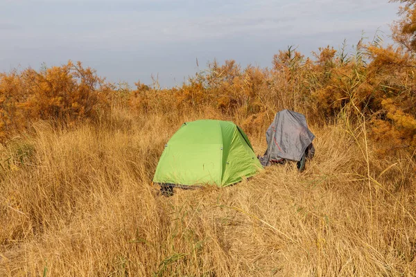 Zelený turistický stan a kolo — Stock fotografie