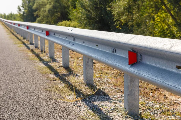 Reflectores de carretera a lo largo del camino — Foto de Stock