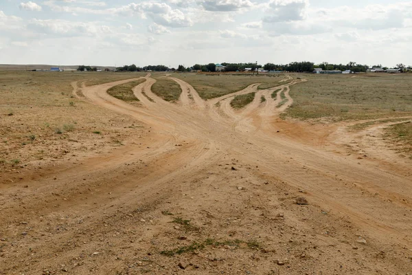 Kırsal kesişen yollarda bir tarlada