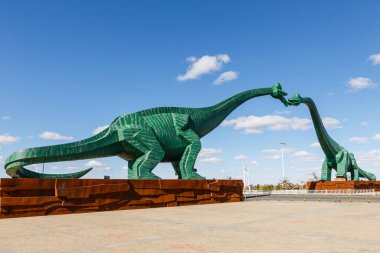 İki yeşil öpüşme dinozorlar