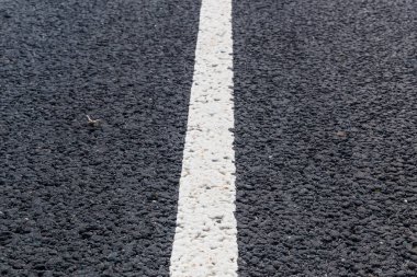 Beyaz düz çizgi. Asfalt yolda yol işaretleri