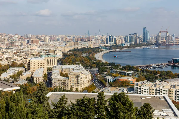 Bovenaanzicht van de stad Baku. — Stockfoto