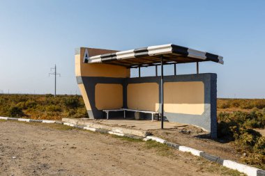 Otobüs durağı yolda.